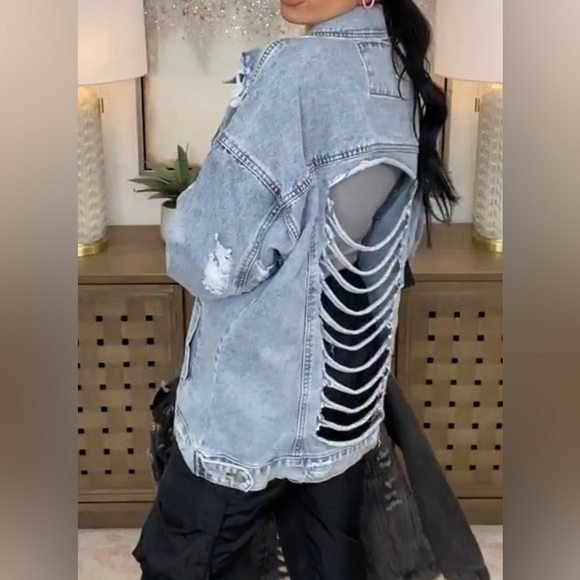 Fantastic Fawn woman’s distressed oversized denim jacket. Charcoal. Size M. - Picture 4 of 5